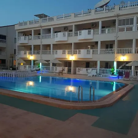 Appartement Lovely 2-bed Three Communal Pool